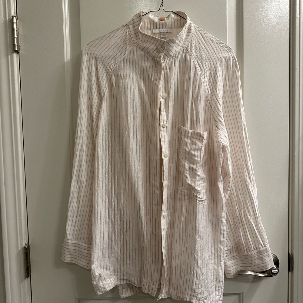 Lunya washable silk button up shirt
Size medium
VGUC